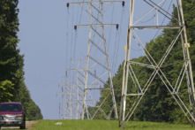 Đường dây tải điện ở vùng nông thôn quận Cam gần Hillsborough, North Carolina, trong một bức ảnh tư liệu, vào ngày 14/08/2018. (Ảnh: Gerry Broome/AP Photo)