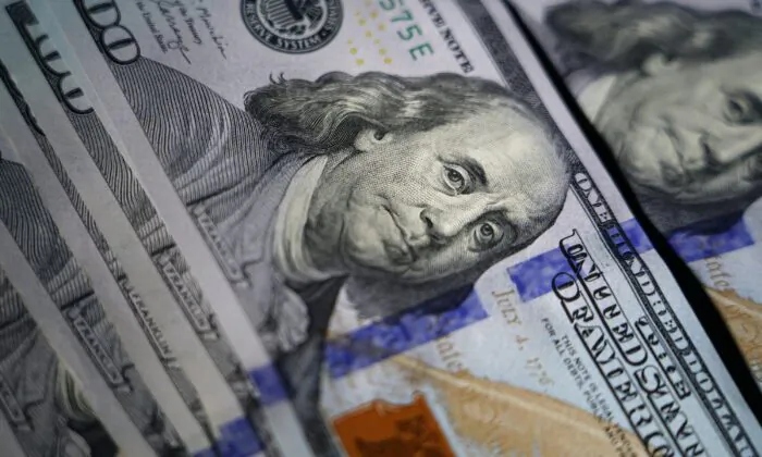 Chân dung của Benjamin Franklin trên tờ 100 USD, ở Marple Township, Pennsylvania, hôm 14/07/2022. (Ảnh: Matt Slocum/AP Photo)