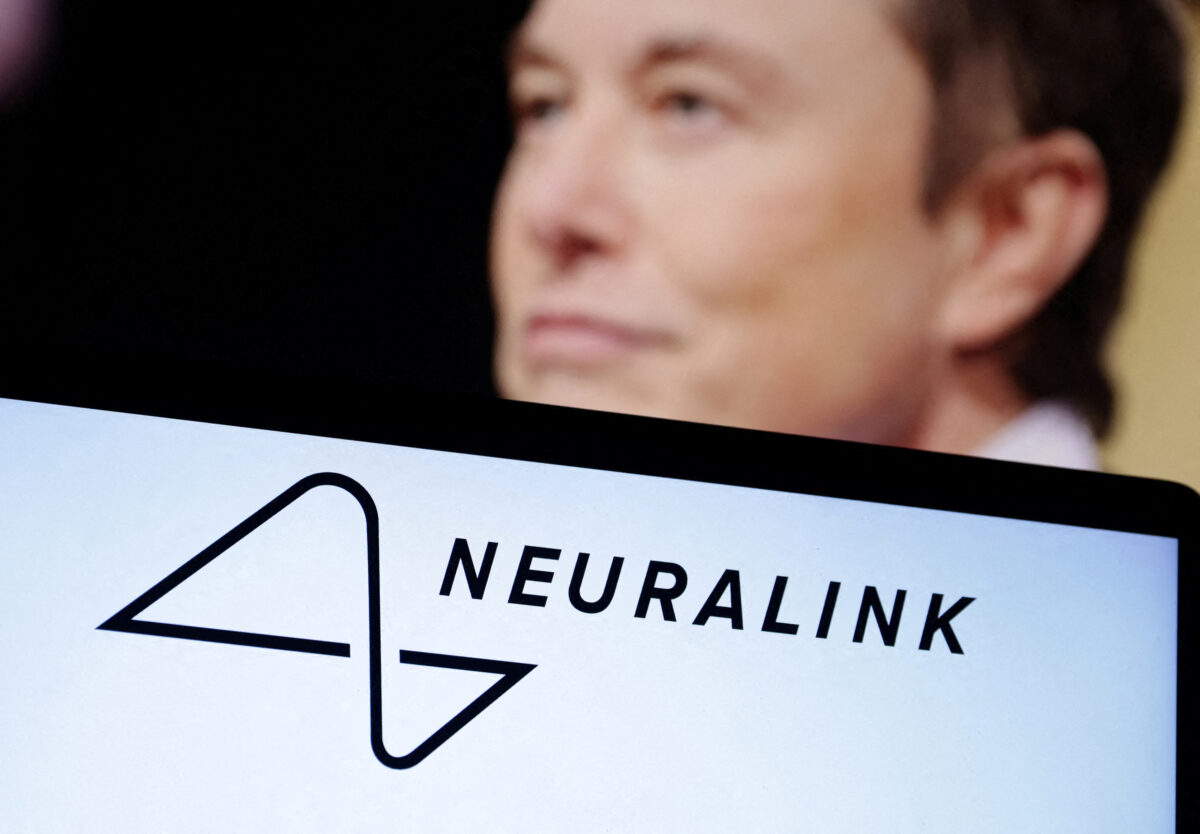 Logo của công ty Neuralink và ảnh ông Elon Musk trong một hình minh họa được chụp vào ngày 19/12/2022. (Ảnh: Dado Ruvic/Illustration/Reuters)