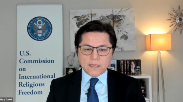 Ông Nury Turkel, phó chủ tịch Ủy ban Tự do Tôn giáo Quốc tế của Hoa Kỳ, nói tại một phiên điều trần trực tuyến về các vi phạm tự do tôn giáo của Trung Quốc vào ngày 14/12/2022. (Ảnh: USCIRF/ảnh chụp màn hình NTD)