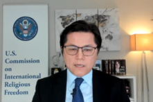 Ông Nury Turkel, Chủ tịch Ủy ban Hoa Kỳ về Tự do Tôn giáo Quốc tế, nói chuyện tại một phiên điều trần trực tuyến về các vi phạm của Trung Quốc đối với quyền tự do tôn giáo vào ngày 14/12/2022. (Ảnh: USCIRF/Ảnh chụp màn hình qua NTD)