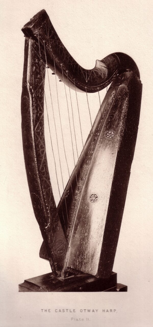 Cây hạc cầm Castle Otway trong cuốn sách “The Irish and the Highland Harps” (Những Cây Hạc Cầm Của Ireland và Vùng Cao Nguyên Phía Bắc Scotland) của tác giả Robert Bruce Armstrong, năm 1904. (Ảnh: Đăng dưới sự cho phép của cô Sylvia Crawford)