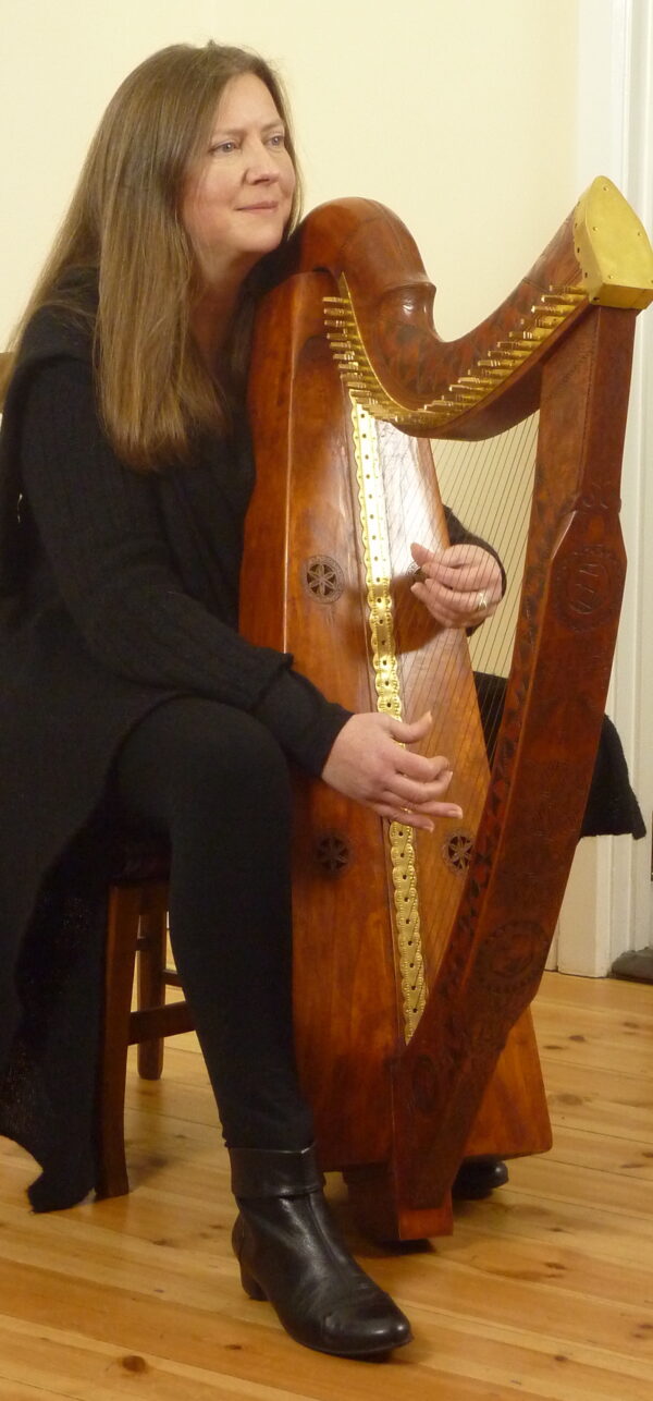 Nhạc sĩ Sylvia Crawford cùng cây đàn hạc Ireland cổ của cô, dựa trên cây hạc cầm Castle Otway mà nghệ sĩ chơi đàn hạc cổ người Ireland vào thế kỷ 18 Patrick Quin từng sở hữu. (Ảnh: Simon Chadwick)
