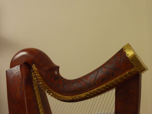 Các họa tiết Celtic chạm khắc trên cây hạc cầm bằng gỗ dương của cô Sylvia Crawford. Theo truyền thống, đàn hạc Ireland cổ làm bằng gỗ liễu, nhưng các khối gỗ liễu lớn hiện nay khó tìm hơn. (Ảnh: Simon Chadwick)