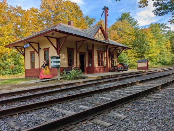 Đây là bảo tàng đường sắt Ashland, tiểu bang New Hampshire, kể từ tháng 09/2022. Đó là một buổi chiều mùa thu ấn tượng. (Ảnh: Đăng dưới sự cho phép của ông Tim Carter)
