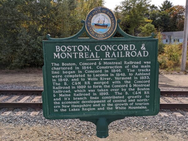 Bạn có thể nhận được một cuốn sách tuyệt vời ngay tại đây về lịch sử của Đường sắt Boston, Concord, và Montreal mô tả toàn bộ lịch sử. Bạn cũng sẽ khám phá sự cạnh tranh khốc liệt giữa các tuyến đường sắt nhỏ ở tiểu bang New Hampshire trong những ngày đầu của ngành đường sắt. Cũng giống như nhiều doanh nhân thời nay, nếu không muốn nói là tất cả, đã thực hiện những thỏa thuận mờ ám với các chính trị gia để có được những đặc quyền để khởi chạy các tuyến đường sắt của họ. (Ảnh: Đăng dưới sự cho phép của ông Tim Carter)