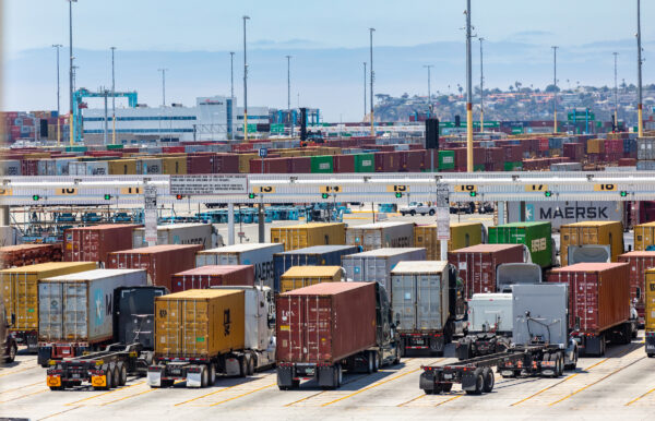 Các xe tải chờ vận chuyển container tại cảng Long Beach, California, vào ngày 13/07/2022. (Ảnh: John Fredricks/The Epoch Times)
