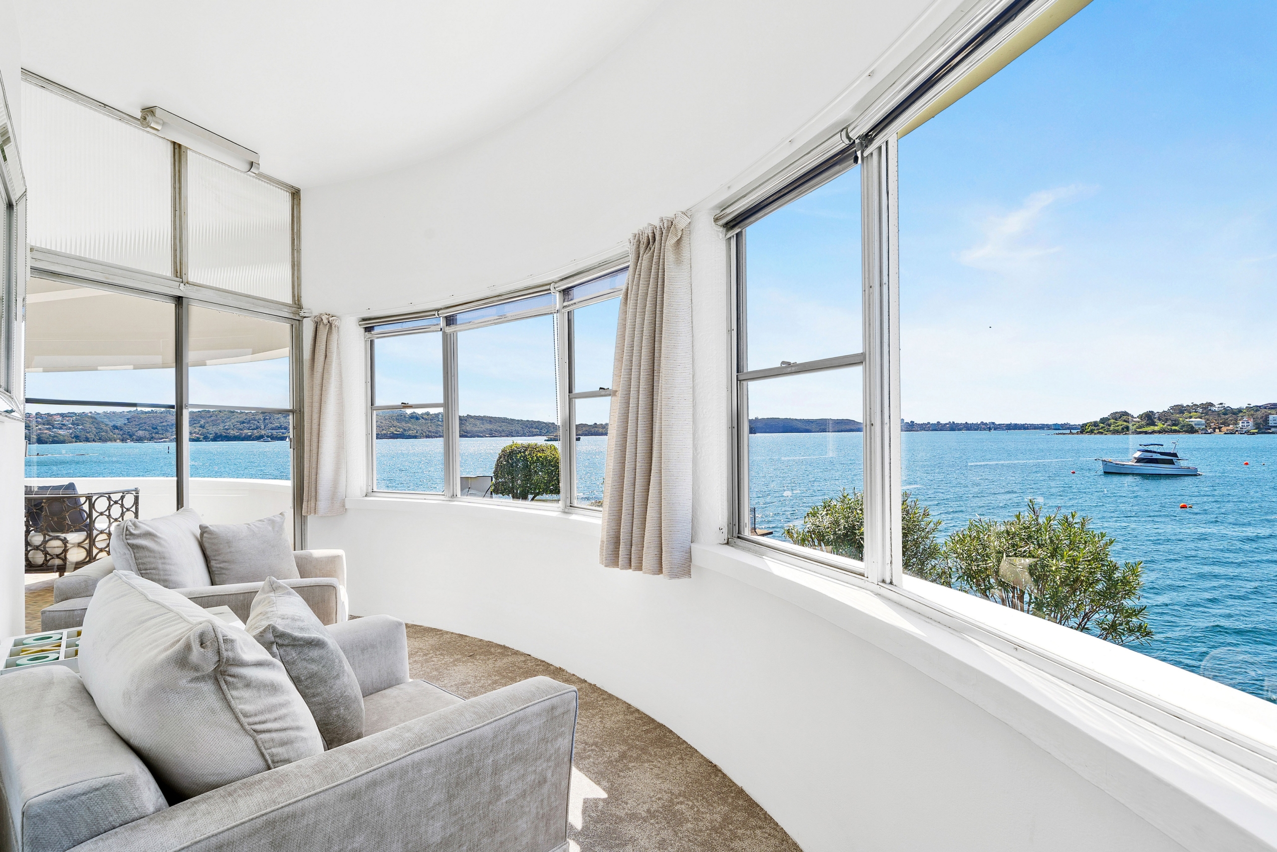Các khu vực chung trong ngôi nhà này sử dụng rộng rãi các cửa sổ lớn để đón ánh sáng tự nhiên đồng thời mang đến cho các chủ nhân một tầm nhìn tuyệt vời. (Ảnh: Đăng dưới sự cho phép của công ty Sydney Sotheby’s International Realty)