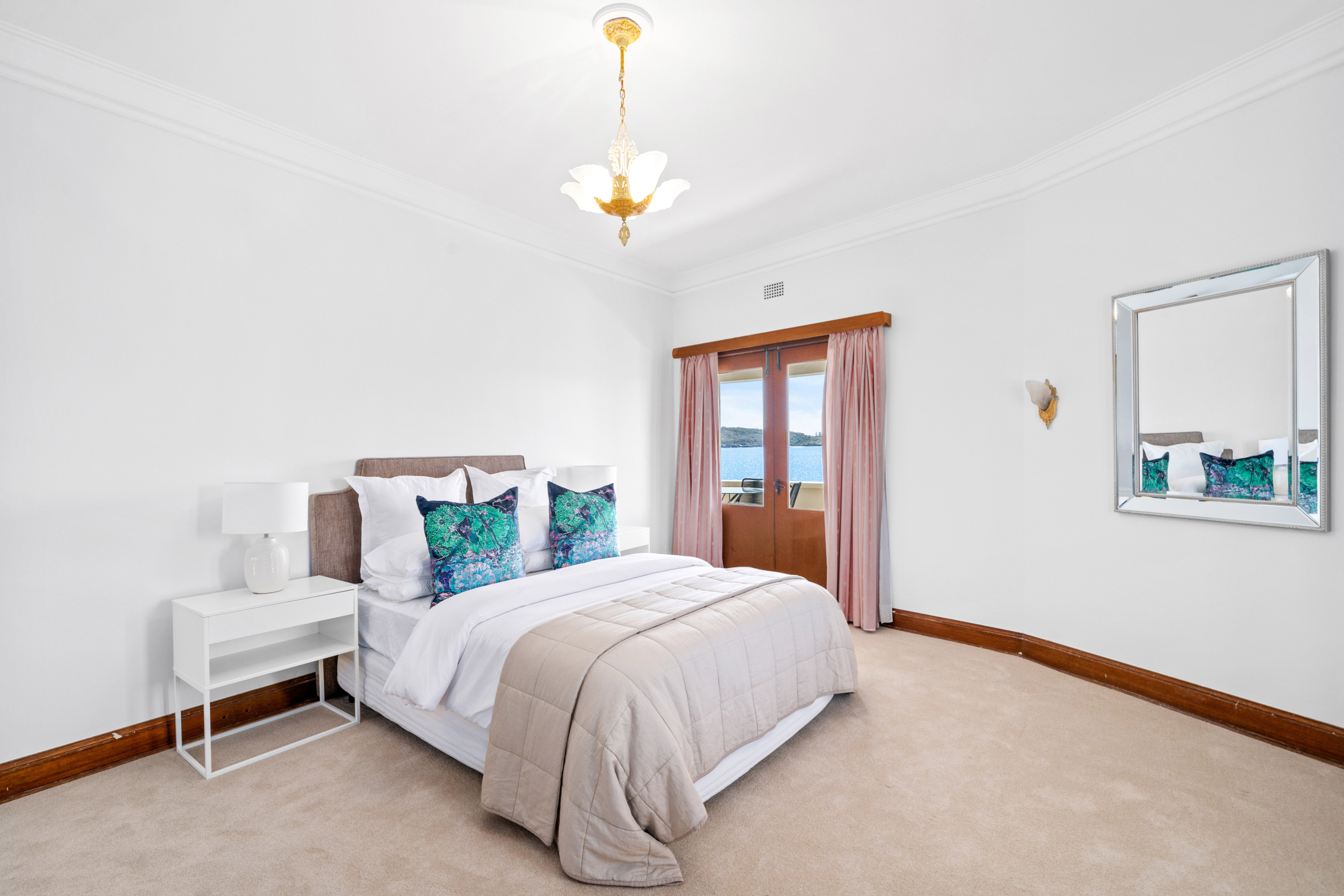 Phòng ngủ dành cho khách này có trần nhà rất cao, bày trí đèn theo kiểu cổ điển và phong cách đơn giản, trang nhã. (Ảnh: Đăng dưới sự cho phép của công ty Sydney Sotheby’s International Realty)