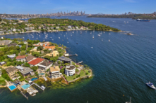 Tọa lạc trên một khu đất mũi, địa sản này có tầm nhìn rộng ra Cảng Sydney mà không có chướng ngại. (Ảnh: Đăng dưới sự cho phép của công ty Sydney Sotheby’s International Realty)