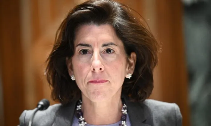 Bộ trưởng Thương mại Gina Raimondo làm chứng tại Điện Capitol ở Hoa Thịnh Đốn vào ngày 11/05/2022. (Ảnh: Brendan Smialowski/AFP/Getty Images)