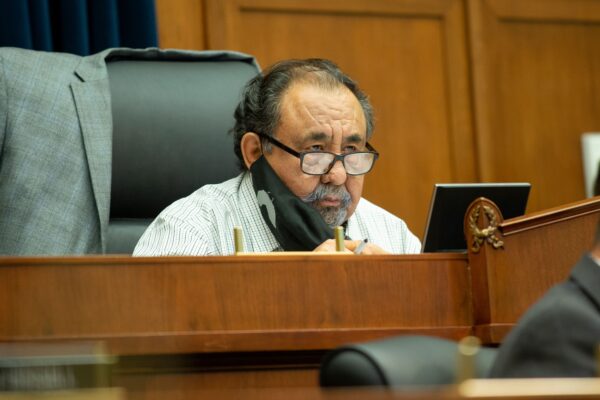 Chủ tịch Ủy ban Tài nguyên Thiên nhiên Hạ viện, Dân biểu Raul Grijalva (Dân Chủ-Arizona), nói trong một phiên điều trần vào ngày 29/06/2020, tại Điện Capitol ở Hoa Thịnh Đốn. (Ảnh: Bonnie Cash/Pool qua AP)