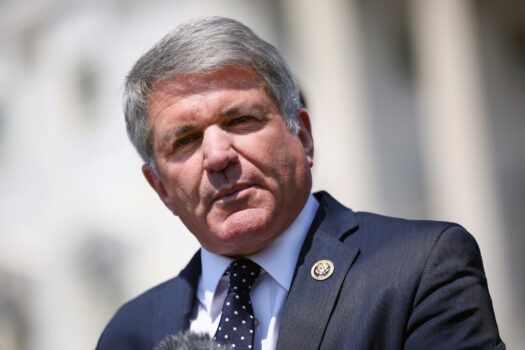 Dân biểu Michael McCaul (Cộng Hòa-Texas), nói tại một cuộc họp báo lưỡng đảng về các cuộc di tản đang diễn ra ở Afghanistan, tại Tòa nhà Quốc hội Hoa Kỳ ở Hoa Thịnh Đốn, hôm 25/08/2021. (Ảnh: Kevin Dietsch/Getty Images)
