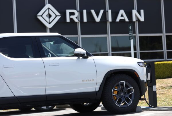 Một chiếc xe bán tải chạy điện của Rivian nằm trong bãi đậu xe tại một trung tâm dịch vụ của Rivian ở Nam San Francisco vào ngày 09/05/2022. (Ảnh: Justin Sullivan/Getty Images)