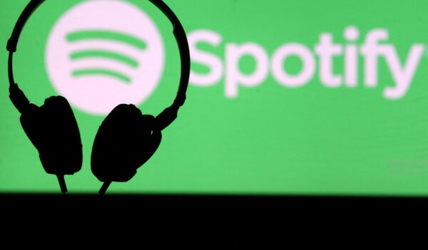 Một chiếc tai nghe phía trước màn hình chiếu logo Spotify, ngày 01/04/2018. (Ảnh: Dado Ruvic/Reuters)