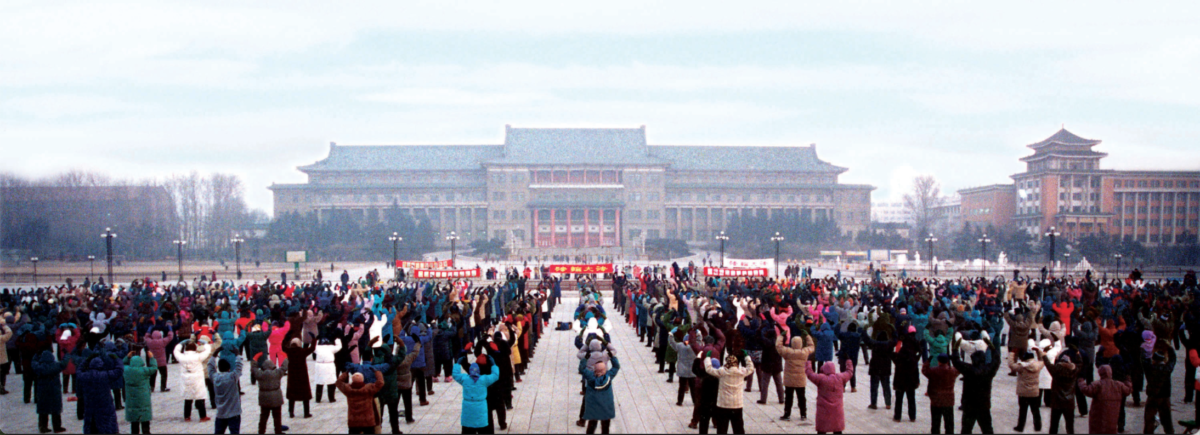 Mọi người tập trung tại một công viên ở Trường Xuân, tỉnh Cát Lâm, Trung Quốc, để tập Pháp Luân Công hồi năm 1998, trước cuộc đàn áp. (Ảnh: Được đăng dưới sự cho phép của MingHui.org)