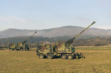 Pháo tự hành 155 mm của lục quân Serbia tại vị trí gần giới tuyến quốc gia với Kosovo, phía nam Serbia, hôm 26/12/2022. (Ảnh: Dịch vụ Báo chí của Bộ Quốc phòng Serbia qua AP)