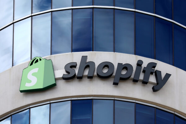 Logo của Shopify bên ngoài trụ sở chính tại Ottawa vào ngày 28/09/2018. (Ảnh: Chris Wattie/Reuters)