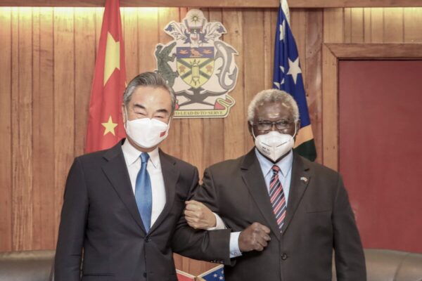 Trong bức ảnh do Tân Hoa xã công bố này, Thủ tướng Quần đảo Solomon Manasseh Sogavare (phải) khóa tay với Ngoại trưởng Trung Quốc Vương Nghị đang ghé thăm tại Honiara, Quần đảo Solomon, hôm 26/05/2022. (Ảnh: Tân Hoa xã qua AP)