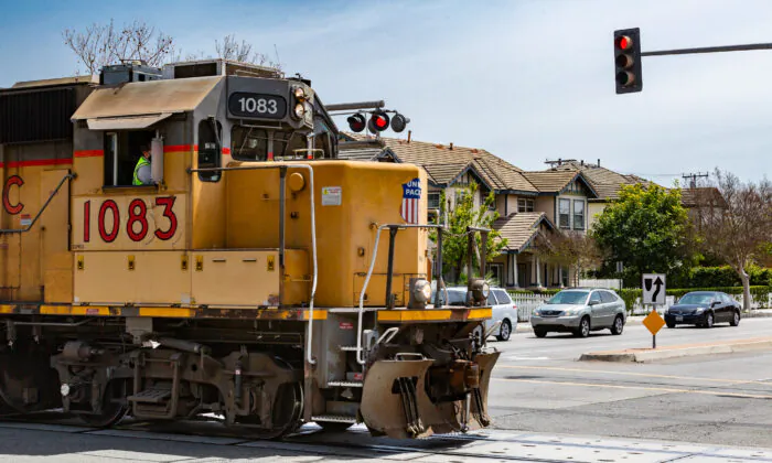 California trở thành tiểu bang đầu tiên thông qua các quy tắc cắt giảm khí thải xe lửa