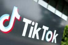 Ảnh chụp logo TikTok bên ngoài trụ sở chính của công ty tại Hoa Kỳ ở Culver City, California, vào ngày 15/09/2020. (Ảnh: Mike Blake/Reuters)