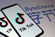 Logo TikTok được nhìn thấy trên điện thoại thông minh phía trước logo ByteDance hiển thị trong hình minh họa này được chụp vào ngày 27/11/2019. (Ảnh: Dado Ruvic/Reuters)