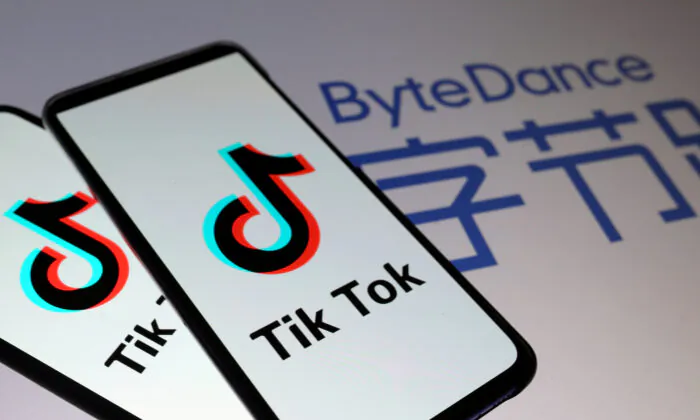 Logo TikTok được nhìn thấy trên điện thoại thông minh phía trước logo ByteDance hiển thị trong hình minh họa này được chụp vào ngày 27/11/2019. (Ảnh: Dado Ruvic/Reuters)