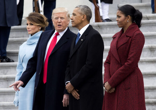 Tổng thống Donald Trump (thứ 2 từ trái sang), Đệ nhất Phu nhân Melania Trump (trái), cựu Tổng thống Barack Obama (thứ 2 từ phải sang) và cựu Đệ nhất Phu nhân Michelle Obama đi bộ cùng nhau sau lễ nhậm chức, tại Capitol Hill ở Hoa Thịnh Đốn, vào ngày 20/01/2017. (Ảnh: Kevin Dietsch/Getty Images)