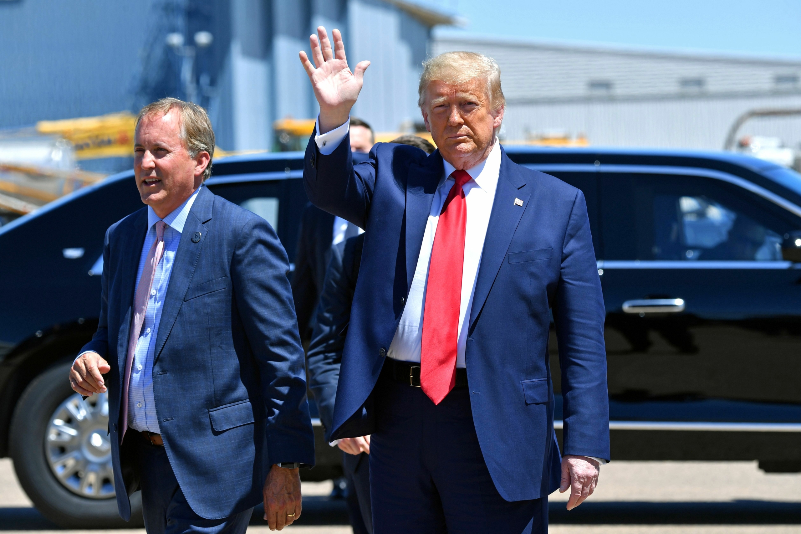 Tổng thống đương thời Donald Trump vẫy tay chào khi đến nơi, cùng với Tổng Chưởng lý Texas Ken Paxton (bên trái) tại Dallas, Texas, vào ngày 11/06/2020. (Ảnh: Nicholas Kamm/AFP qua Getty Images)