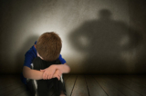 Trẻ em bị nhốt trong một căn phòng trống, bị đe dọa và sợ hãi, điều này sẽ khiến trẻ cảm thấy bất an, trở nên buồn bực và dễ tức giận. (Ảnh: Shutterstock)