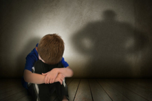 Trẻ em bị nhốt trong một căn phòng trống, bị đe dọa và sợ hãi, điều này sẽ khiến trẻ cảm thấy bất an, trở nên buồn bực và dễ cáu kỉnh. (Ảnh: Shutterstock)