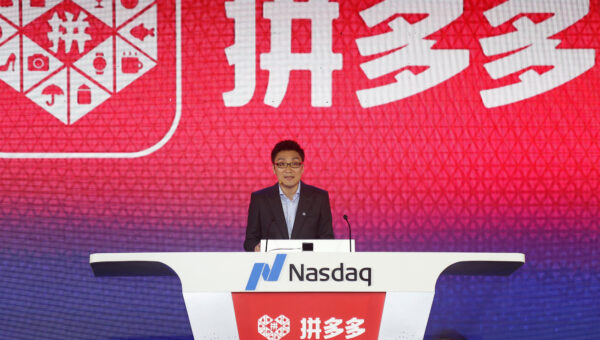 Ông Hoàng Tranh (Colin Huang), người sáng lập và Giám đốc điều hành của nhóm giảm giá trực tuyến Pinduoduo, nói trong buổi phát hành cổ phiếu công khai lần đầu tiên của công ty tại Thị trường chứng khoán Nasdaq ở New York, trong một sự kiện ở Thượng Hải vào ngày 26/07/2018. (Ảnh: Yin Liqin/CNS/Reuters)