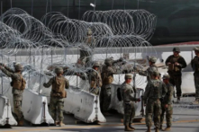 Thủy quân lục chiến Hoa Kỳ giúp xây dựng một hàng rào dây thép gai ở biên giới Hoa Kỳ-Mexico để chuẩn bị cho sự xuất hiện của một đoàn người di cư tại cửa khẩu biên giới San Ysidro ở San Diego, California, vào ngày 13/11/2018. (Ảnh: Reuters/Mike Blake)