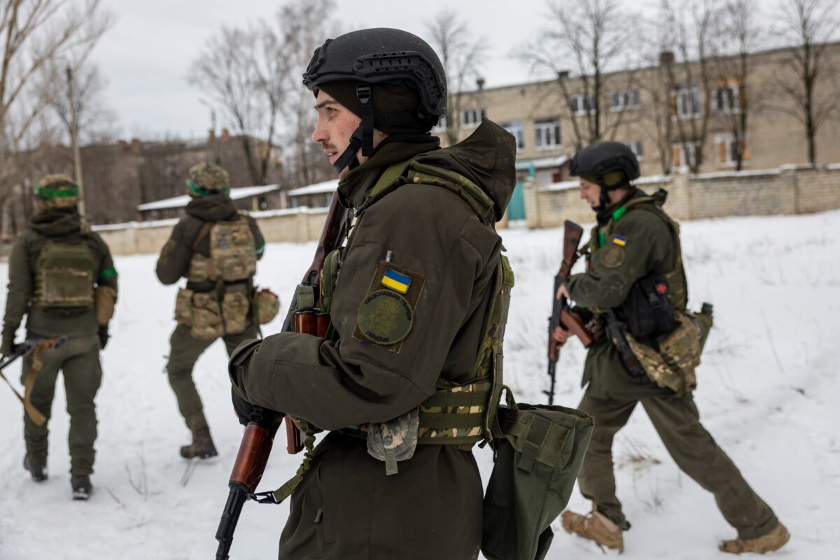 Binh sĩ Ukraine tuần tra ở Bakhmut, miền đông Ukraine, hôm 14/02/2023. (John Moore/Getty Images)