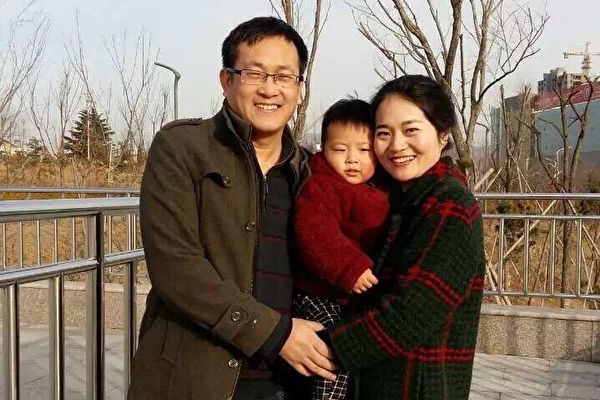 Ông Vương Toàn Chương cùng vợ, bà Lý Văn Túc (Li Wenzu), cùng con trai họ. Là một luật sư nhân quyền, ông Vương đã bị giam giữ tại Trung Quốc mà không qua xét xử vào tháng 08/2015. (Ảnh: Đăng dưới sự cho phép của bà Lý Văn Túc)