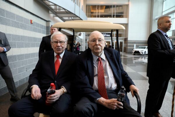 Chủ tịch Berkshire Hathaway Warren Buffett (trái) và Phó chủ tịch Charlie Munger được nhìn thấy tại ngày mua sắm thường niên của cổ đông Berkshire ở Omaha, Nebraska, vào ngày 03/05/2019. (Ảnh: Scott Morgan/Reuters)