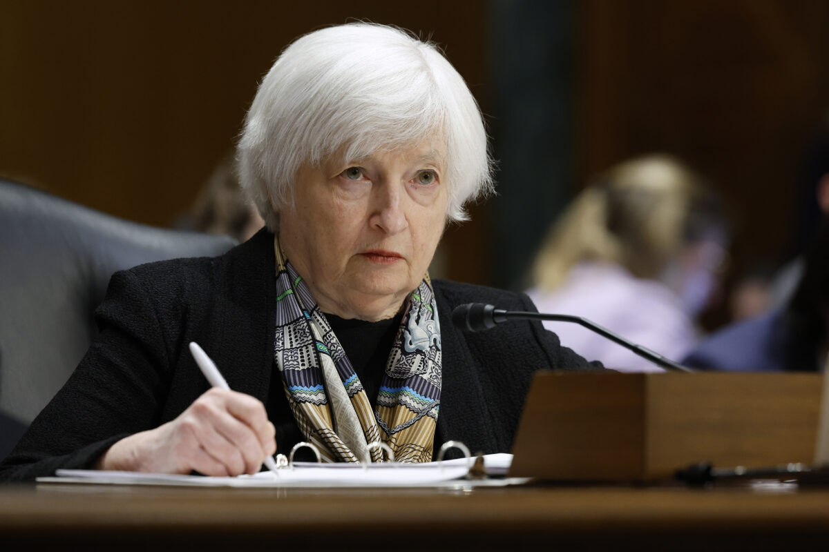 Bộ trưởng Ngân khố Janet Yellen làm chứng trước Ủy ban Tài chính Thượng viện về đề nghị ngân sách liên bang cho năm tài khóa 2024 của chính phủ Tổng thống Biden tại Tòa nhà Văn phòng Thượng viện Dirksen trên Capitol Hill ở Hoa Thịnh Đốn hôm 16/03/2023. (Ảnh: Chip Somodevilla/Getty Images)