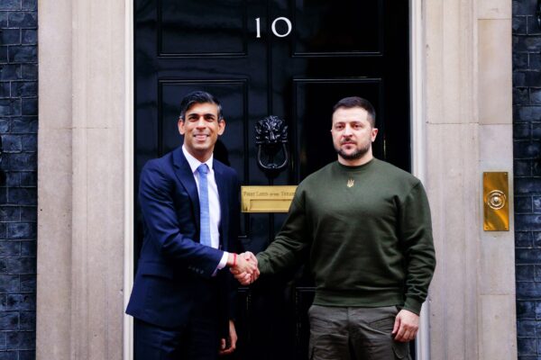 Thủ tướng Rishi Sunak đứng cùng Tổng thống Ukraine Volodymyr Zelensky bên ngoài số 10 Downing Street, London, hôm 08/02/2023. (Ảnh: Victoria Jones/PA Media)