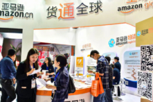 Khách tham quan tập trung tại gian hàng của Amazon trong Hội chợ Thương mại Điện tử Quốc tế Trung Quốc năm 2016 ở Nghĩa Ô, tỉnh Chiết Giang phía đông Trung Quốc, hôm 11/04/2016. (Ảnh: STR/AFP qua Getty Images)
