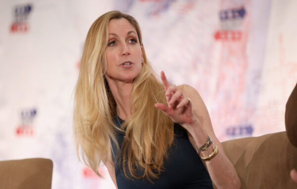 Bà Ann Coulter nói trên sân khấu trong Politicon 2018 tại Trung tâm Hội nghị Los Angeles ở Los Angeles, California, vào ngày 20/10/2018. (Ảnh: Rich Polk/Getty Images cho Politicon)