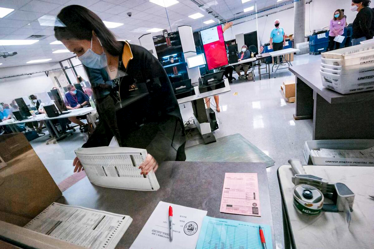 Một nhân viên phòng phiếu sắp xếp các lá phiếu trong một bức ảnh hồ sơ được chụp ở Arizona. (Ảnh: Olivier Touron/AFP qua Getty Images)