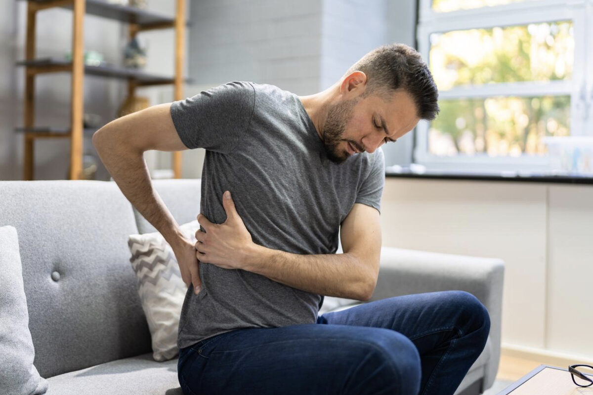 Bệnh thận có thể dẫn đến tình trạng đau thắt lưng kinh niên. (Ảnh: Shutterstock)