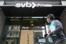 Một người đi bộ đi ngang qua một chi nhánh tư nhân của Silicon Valley Bank ở San Francisco hôm 13/03/2023. (Ảnh: The Associated Press/Jeff Chiu)