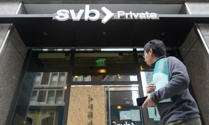 Một người đi bộ đi ngang qua một chi nhánh tư nhân của Silicon Valley Bank ở San Francisco hôm 13/03/2023. (Ảnh: The Associated Press/Jeff Chiu)