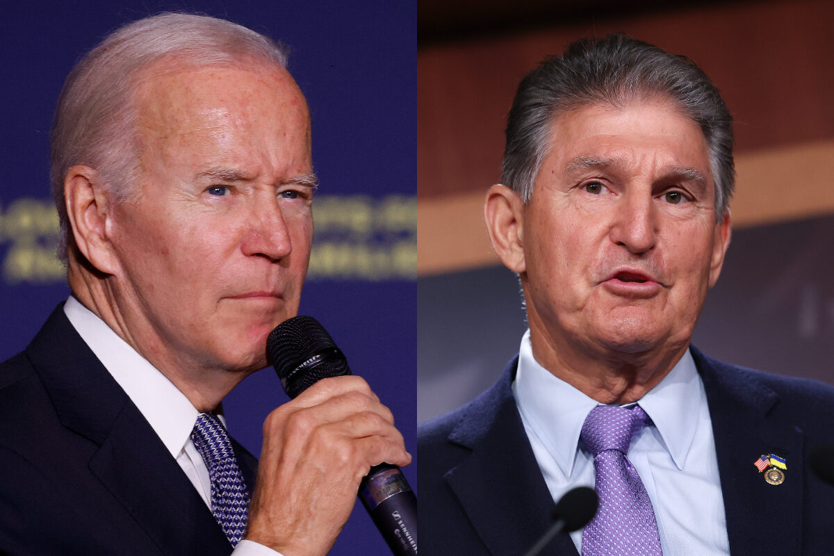 Tổng thống Joe Biden (trái) và Thượng nghị sĩ Joe Manchin (Dân Chủ-West Virginia). (Ảnh: Getty Images)