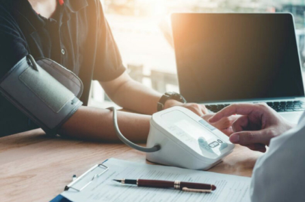 Thuốc hạ huyết áp có thể tăng nguy cơ đột quỵ: Bấm 2 huyệt giúp kiểm soát huyết áp hiệu quả