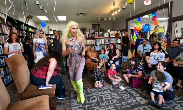 Các nghệ sĩ giả trang nữ (drag queen) Athena Kills (ở giữa) và Scalene Onixxx đến chỗ những người lớn và trẻ em đang chờ để tham gia Giờ Đọc truyện của Diễn viên Giả trang tại Cellar Door Books ở Riverside, California vào ngày 22/06/2019. (Ảnh: Frederic J. Brown/AFP/Getty Images)