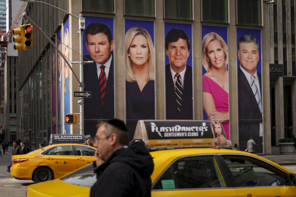 Cảnh lưu thông trên Đại lộ số 6 đi ngang qua các quảng cáo có các nhân vật của hãng thông tấn Fox News, tại tòa nhà News Corporation, ở thành phố New York, vào ngày 13/03/2019. (Ảnh: Drew Angerer/Getty Images)