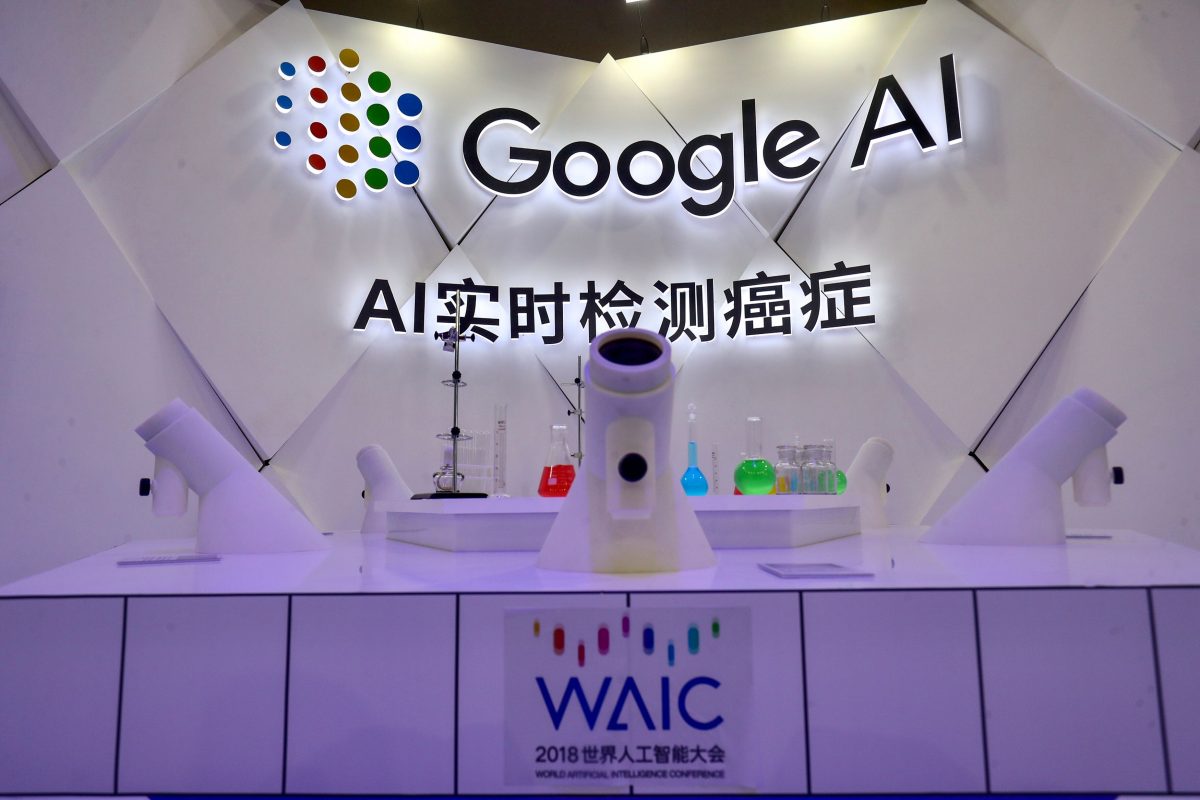 Kính hiển vi phát hiện ung thư AI của Google được nhìn thấy trong Hội nghị Trí tuệ Nhân tạo Thế giới 2018 (WAIC 2018) tại Thượng Hải vào ngày 18/09/2018. (Ảnh: STR/AFP/Getty Images)