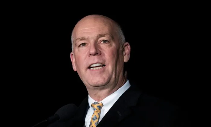 Dân biểu Greg Gianforte (Cộng Hòa-Montana) diễn thuyết trong buổi lễ thắp sáng Cây Giáng sinh của Điện Capitol Hoa Kỳ tại Điện Capitol ở Hoa Thịnh Đốn vào ngày 06/12/2017. (Ảnh: Drew Angerer/Getty Images)